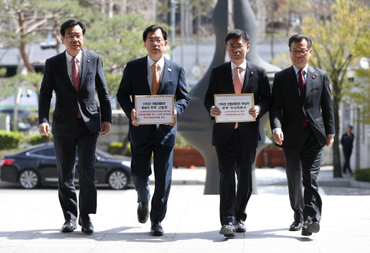 이미선 부부 고발장 접수하는 한국당 자유한국당 의원들이 15일  자신이 재판을 맡았던 회사의 관련 주식을 대량 사고팔아 논란이 된 이미선 헌법재판관 후보자와 이 후보자의 남편 오충진 변호사에 대한 고발장과 수사의뢰서를 접수하기 위해 서울 대검찰청으로 향하고 있다. 왼쪽부터 송언석, 이만희, 최교일, 이양수 의원.  연합뉴스
